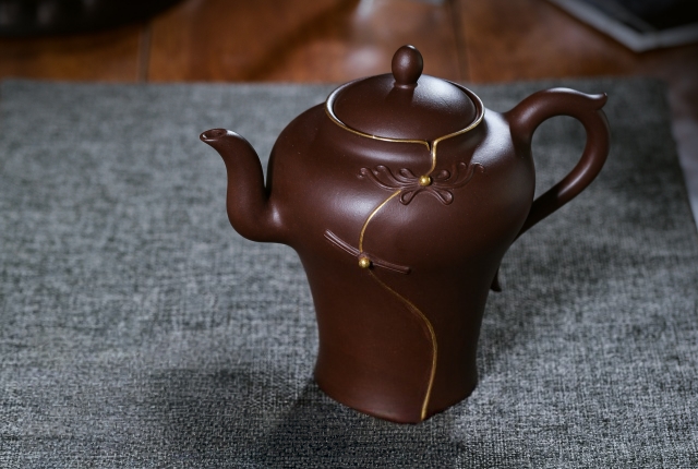 紫砂壶名家方华萍：坚守初心，技艺传承新风尚  